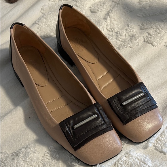 Elegant tan and brown Women's Flats - Picture 1 of 6